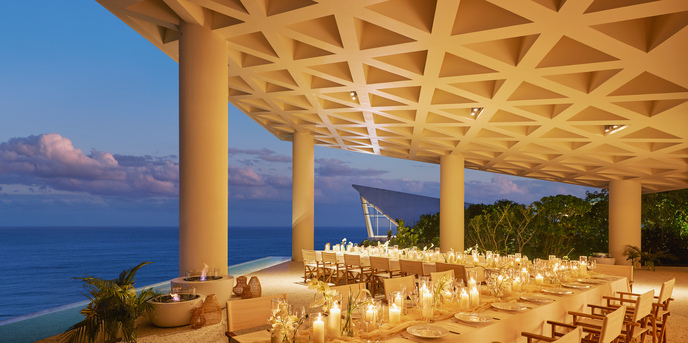 サザンチャペル／KIRANAH RESORT（キラナリゾート）沖縄：間接照明やたいまつなど計算しつくされた空間設計