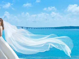 宮古島チャペル／アールイズ・ウエディング：絶景の青い空のもと、海をバックに撮影。