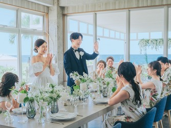 THE SURF SEASIDE SCENE MIYAKOJIMA（ザ・サーフ シーサイドシーン宮古島）：空間、人、時間がすべてふたりのもの。テラスを行き来して、ゲストとわいわい楽しい時間が過ごせます。