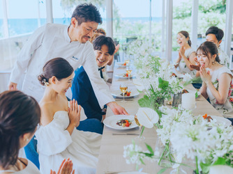 THE SURF SEASIDE SCENE MIYAKOJIMA（ザ・サーフ シーサイドシーン宮古島）：おいしい料理と演出にも思いがつまった、おふたりらしいパーティでおもてなしがかないます。