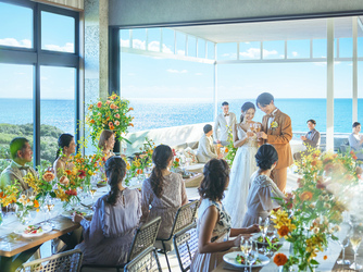 THE SURF SEASIDE SCENE MIYAKOJIMA（ザ・サーフ シーサイドシーン宮古島）：見晴らしの良い自由な空間が、ひときわおふたりらしい誓いの時間にしてくれます