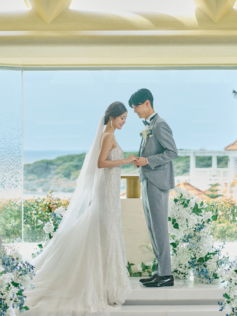 アイネス　ヴィラノッツェ　宮古島／クチュールナオコウエディング：やわらかな自然光が降りそそぐ祭壇で、 青い空と海を眺めながら約束を交わします。