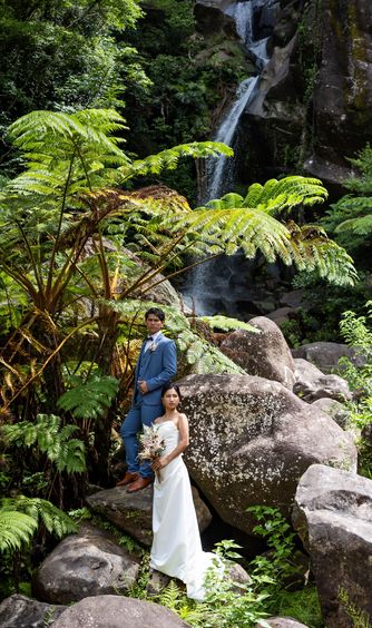 THE SURF BEACHSIDE TERRACE（ザ・サーフ ビーチサイドテラス）：沖縄の大自然の中に佇む、滝と森の絶景を背景に撮影