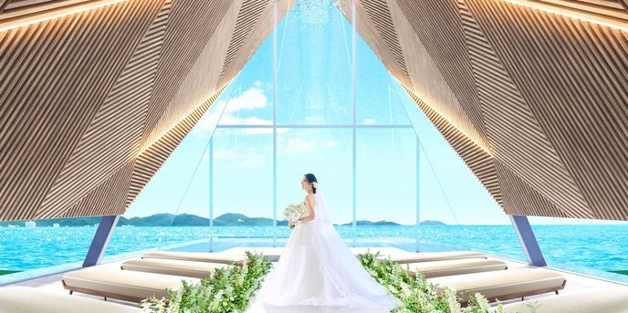 THE SURF BEACHSIDE TERRACE（ザ・サーフ ビーチサイドテラス）：セレモニーホールの扉が開いた瞬間、スケール感のある空間と、一面に広がるオーシャンビュー。自然の木材も取り入れられており、華美すぎず、温かみのあるナチュラルな雰囲気を演出します。