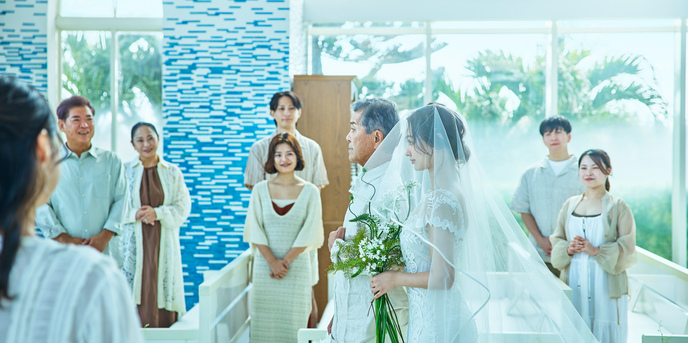 シギラ ミラージュチャペル／シギラセブンマイルズリゾート：バージンロードを1歩ずつ歩くごとにさまざな想い出がよみがえる