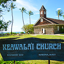 ケアワライ教会：プルメリアに包まれた　波打ち際に立つ教会