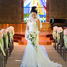 ユニティ教会：虹色のステンドグラスが輝き、ハワイの風を感じる挙式