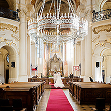 聖ミクラーシュ教会：世界遺産の「百塔の街」で　荘厳なセレモニーを