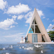 コンラッド バリ　インフィニティ：インド洋との一体感　水に浮かぶガラス張りの美しいチャペル