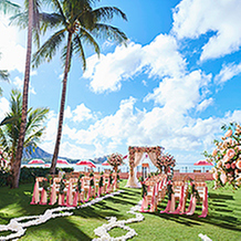 ロイヤル ハワイアン ウェディング オーシャン ローン：憧れのピンクパレスでワイキキの海を見ながらガーデンウエディング