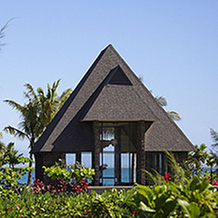 インターコンチネンタル フィジー ゴルフ リゾート ＆ スパ：フィージー屈指の美しいビーチを望む、全面ガラス張りのチャペル