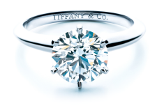 Tiffany Co のエンゲージメントリングでプロポーズを