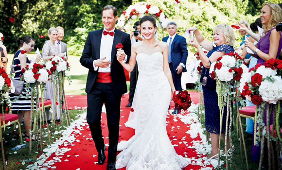 レッドカーペットを進む新郎新婦。テーマカラーの赤が鮮やか