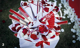 盛夏の挙式。紅白のフラワーシャワーとともに扇子も用意