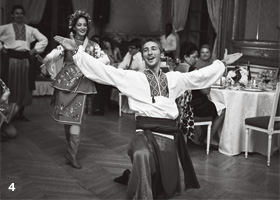 ディナーの席を彩るショータイム、ロシア風ダンス