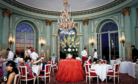 ディナーの席も赤を基調に格式高く