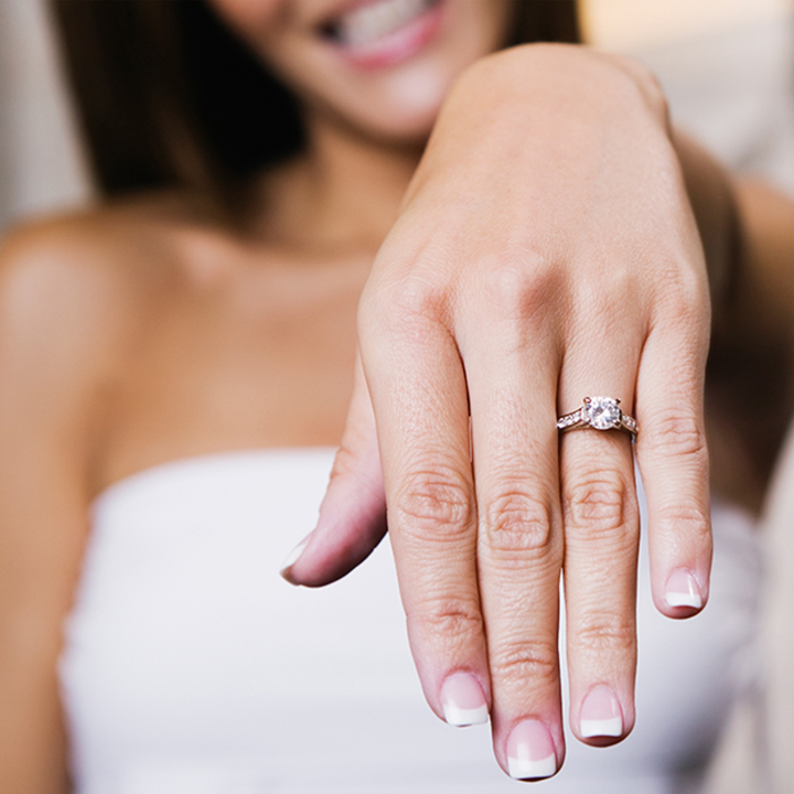 Кольцо когда замужем. Кольцо замужем. Кольцо на руке девушки. Покажи мне кольцо. Женщина замужем кольцо.