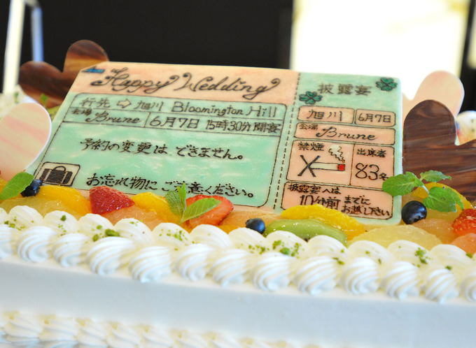 ブルーミントンヒルのプランナーブログ スクエア型ウエディングケーキのオシャレなデザイン3選 トレンドやこだわりをカタチにしませんか 結婚式場 ウエディング 挙式 ブライダル ゼクシィ