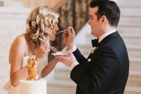 Bride-and-Groom-Eating-Cake-600x399[1].jpg