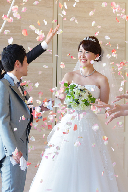 sendai bridal chapel flower shower couple 2.jpg