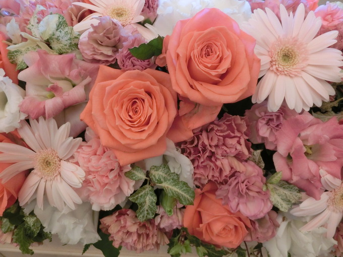 ホテルモントレ大阪のプランナーブログ サーモンピンクとベージュピンクの装花 結婚式場 ウエディング 挙式 ブライダル ゼクシィ