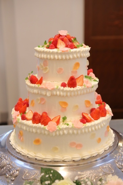 ピアザ デッレ グラツィエのプランナーブログ 豪華 オリジナルウェディングケーキ はふたりの大好きな で賑やかに 結婚式場 ウエディング 挙式 ブライダル ゼクシィ