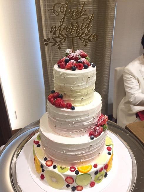 ケーキトッパーでウェディングケーキをもっと可愛らしく 結婚式場スウィートローゼスクラブ岡崎 エシカ