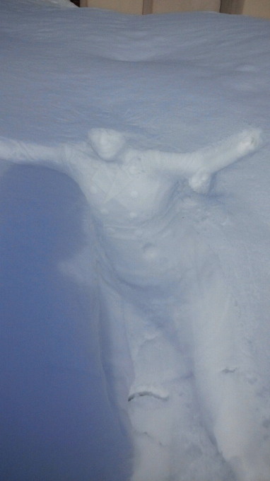 雪のじゅうたんに人型.jpg