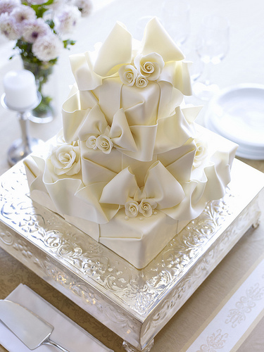 bow rose cake ivory.jpg