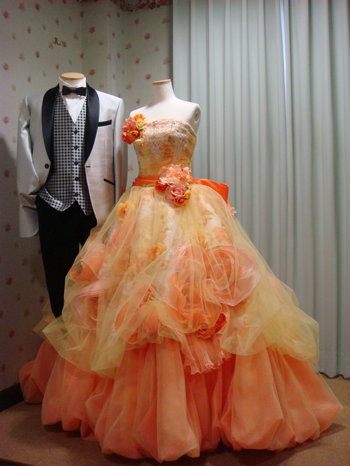 ウエディングヒルズ アジュールのプランナーブログ 人気のオレンジドレス シルバー ブラックタキ入荷しました 結婚 式場 ウエディング 挙式 ブライダル ゼクシィ