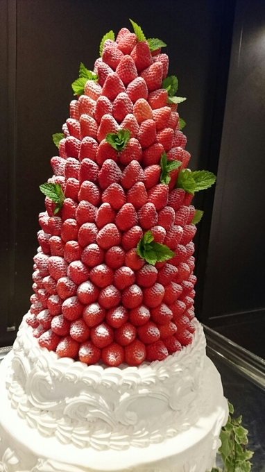 オテル ドゥ ミクニのプランナーブログ イチゴたっぷりウェディングケーキ 結婚式場 ウエディング 挙式 ブライダル ゼクシィ