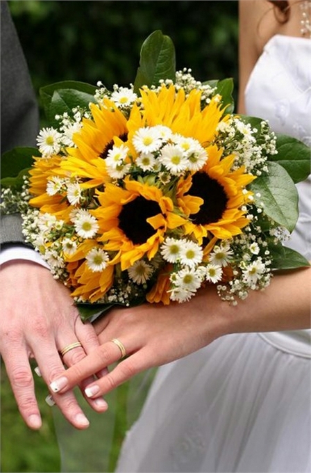 4 sunflower wedding bouquets.jpg