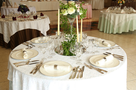 アニバーサリークラブ フラワーガーデンのプランナーブログ テーブルコーディネート 白 グリーン 結婚 式場 ウエディング 挙式 ブライダル ゼクシィ