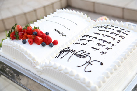 アニバーサリークラブ フラワーガーデンのプランナーブログ ブック型ケーキ 結婚式場 ウエディング 挙式 ブライダル ゼクシィ